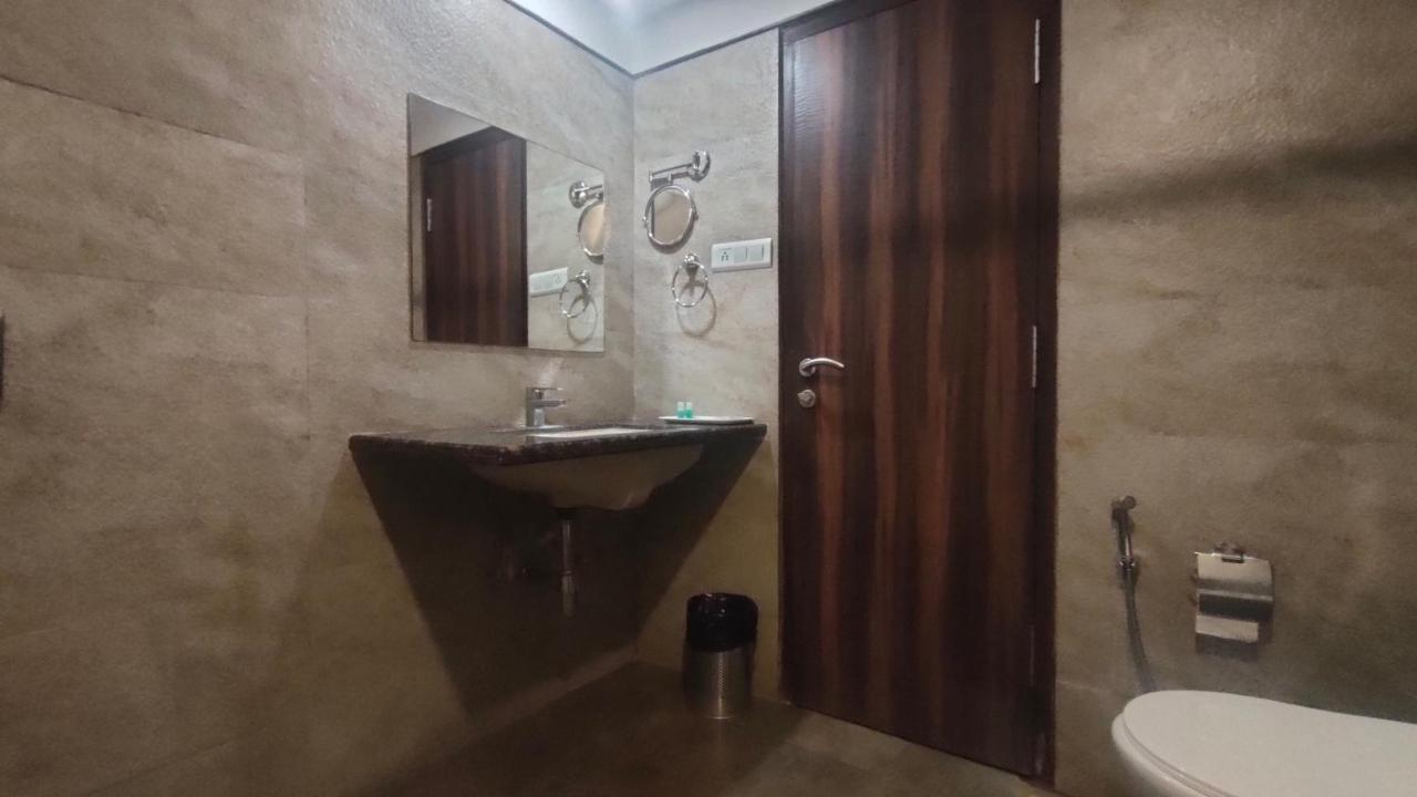 Hotel Sach Regency Anand Bagian luar foto