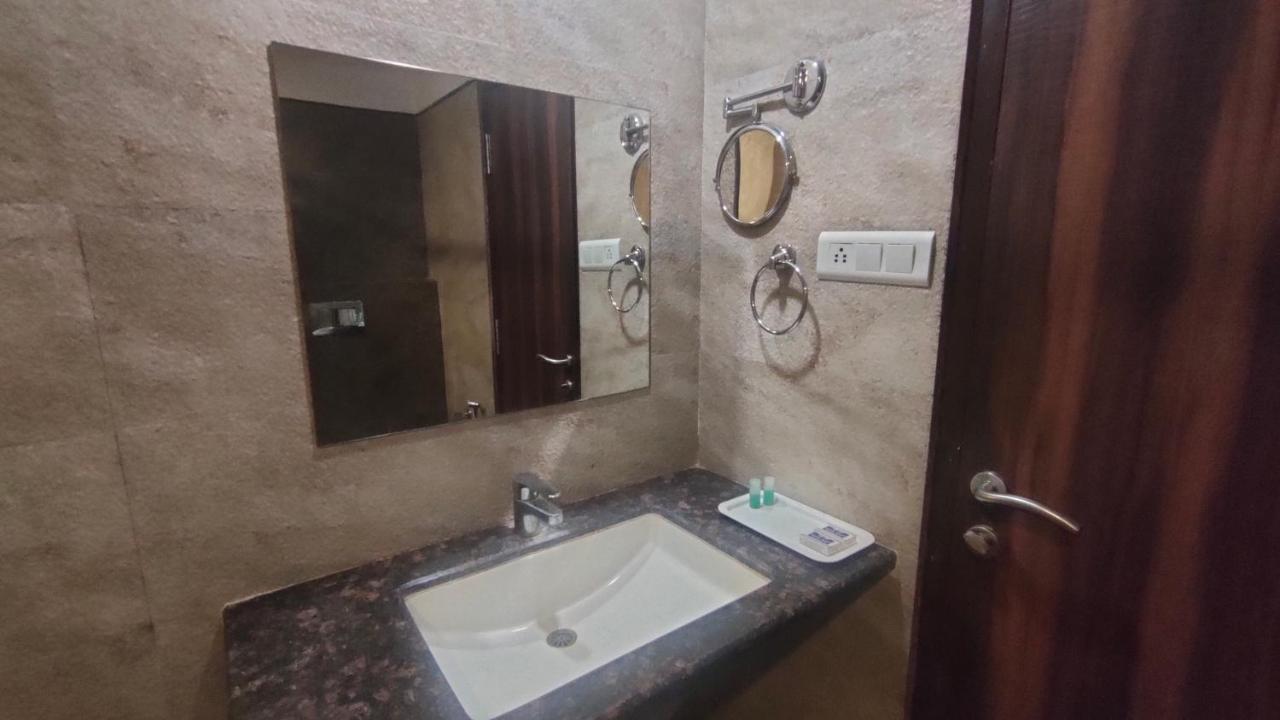 Hotel Sach Regency Anand Bagian luar foto