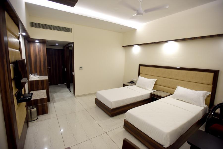 Hotel Sach Regency Anand Bagian luar foto
