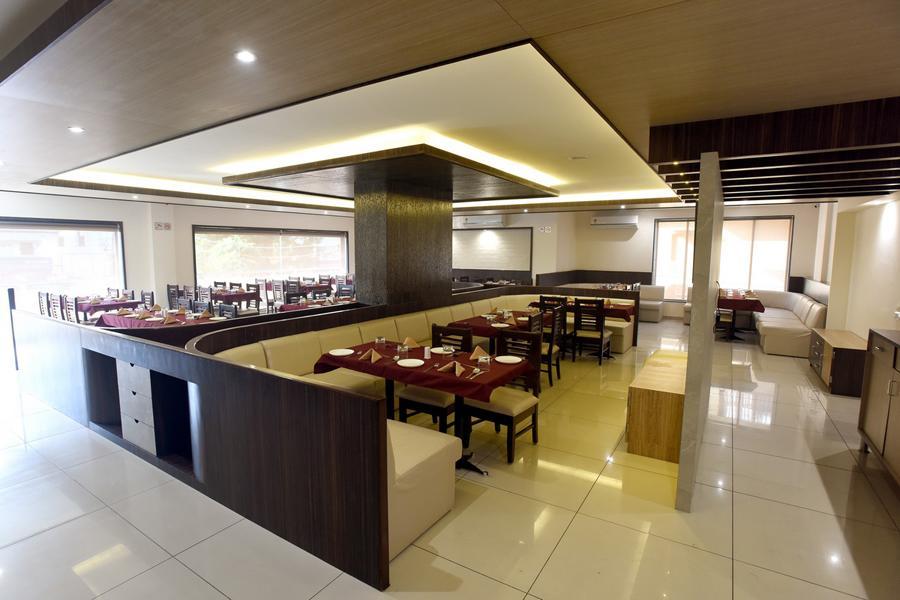 Hotel Sach Regency Anand Bagian luar foto