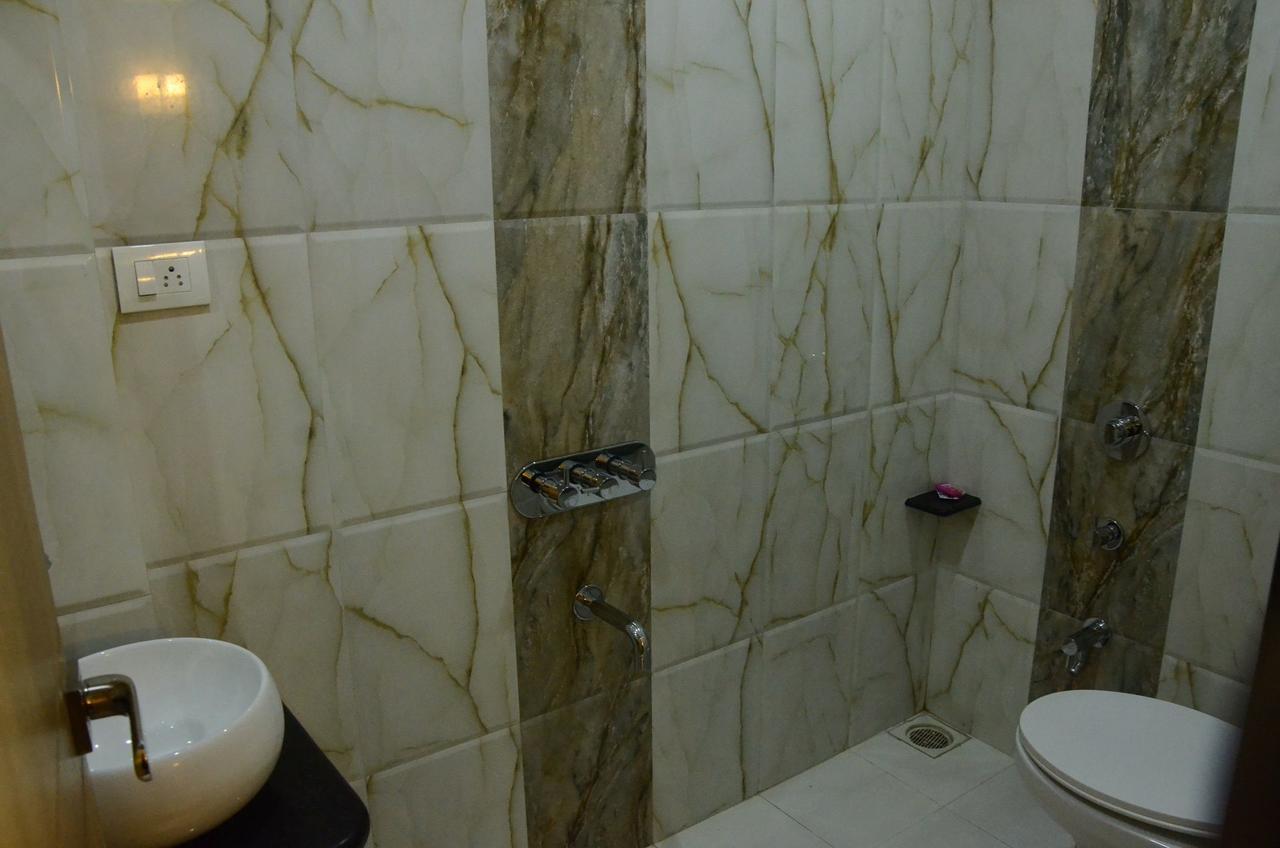 Hotel Sach Regency Anand Bagian luar foto