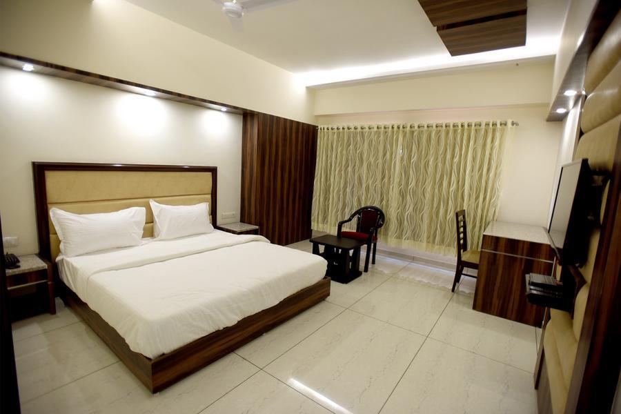 Hotel Sach Regency Anand Bagian luar foto